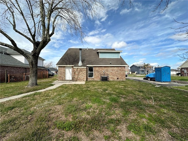 view of front of property featuring a front lawn