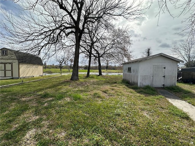 view of yard featuring an outdoor structure