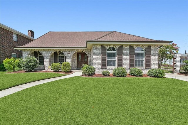 view of front facade with a front yard