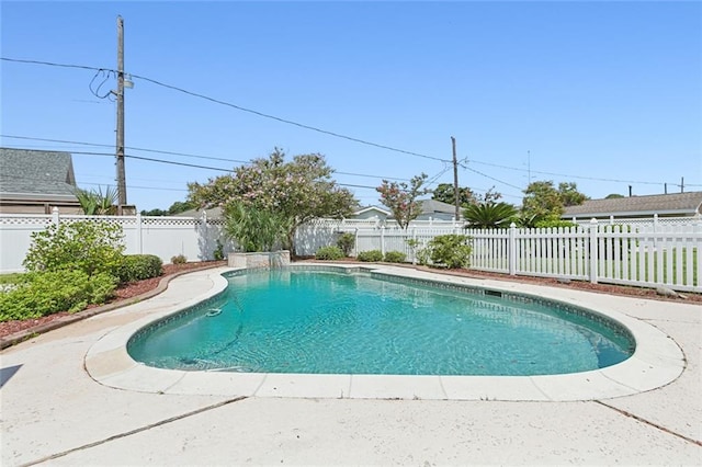 view of swimming pool