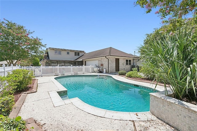 view of swimming pool