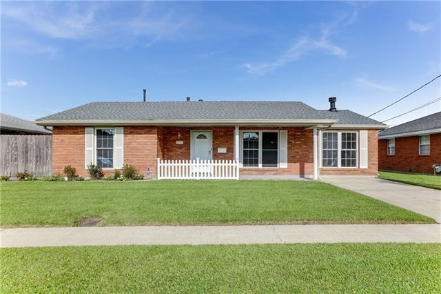 single story home with a front lawn