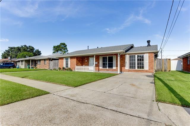 ranch-style house featuring a front lawn