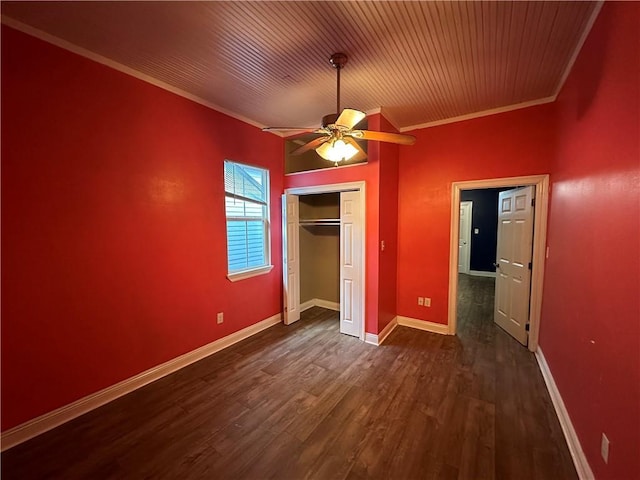 unfurnished bedroom with ceiling fan, baseboards, ornamental molding, a closet, and dark wood finished floors