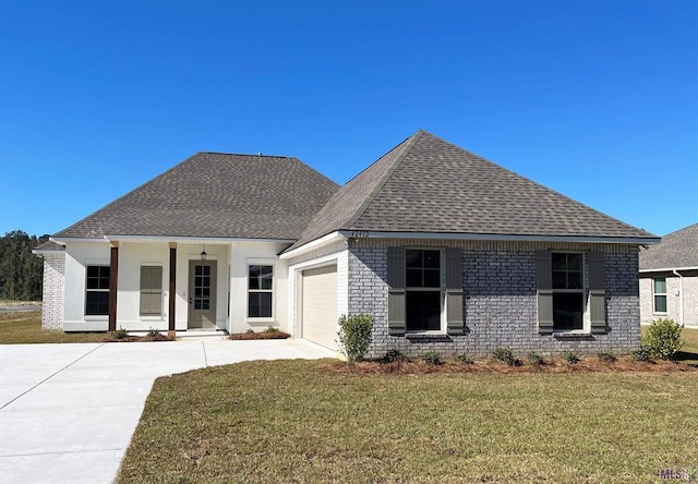 view of front of house featuring a front lawn and a garage