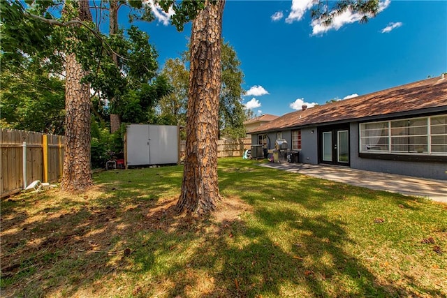 view of yard featuring a patio area