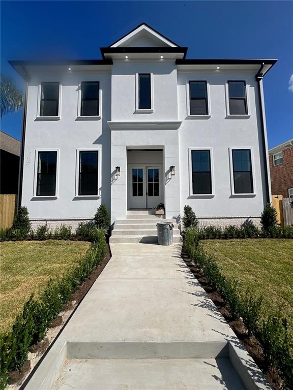 view of front of home featuring a front lawn