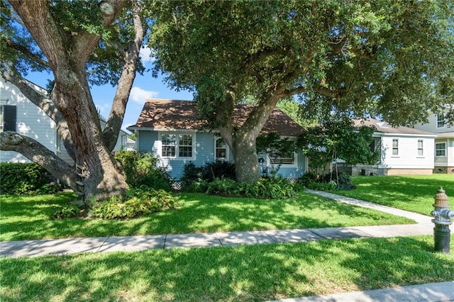 view of front facade featuring a front lawn