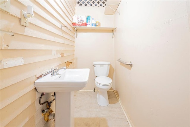 bathroom featuring sink and toilet