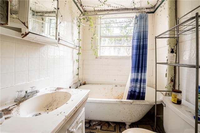 full bathroom with toilet, tile walls, decorative backsplash, shower / bath combo, and vanity