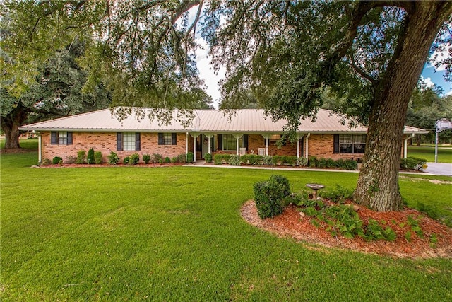 single story home featuring a front yard