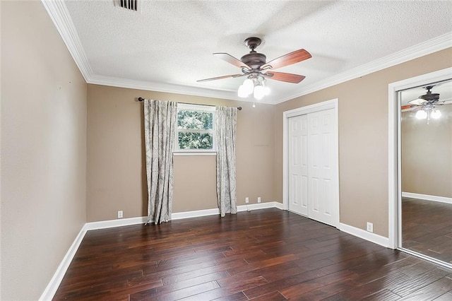 unfurnished bedroom with ceiling fan, a textured ceiling, ornamental molding, and hardwood / wood-style flooring