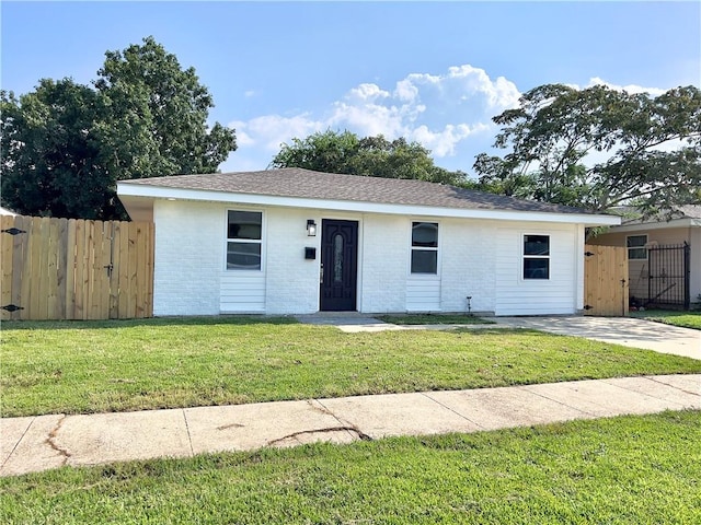 single story home featuring a front yard