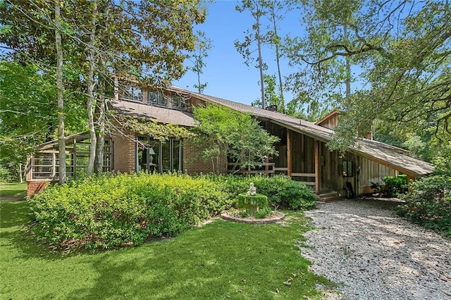 view of front of property featuring a front lawn