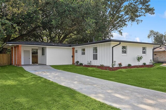 ranch-style house featuring a front yard