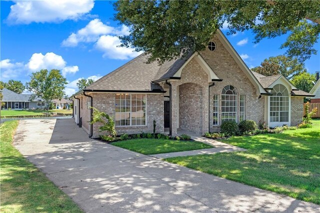 view of front facade featuring a front yard