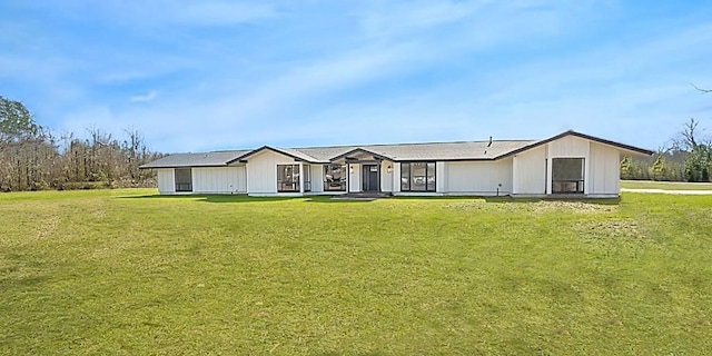 view of front of property featuring a front lawn