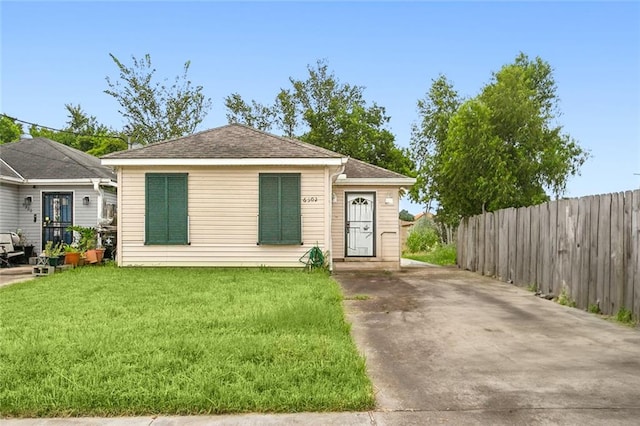 view of front of property featuring a front yard