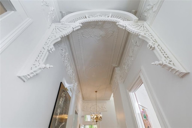 details featuring crown molding and a chandelier