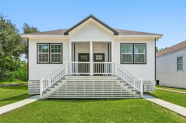 view of front of home featuring a front lawn