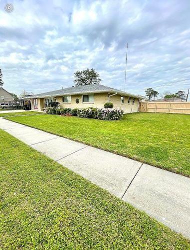 view of front of property with a front lawn