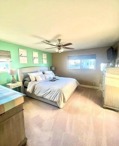 bedroom featuring carpet and ceiling fan