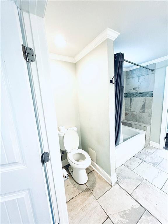 bathroom featuring shower / tub combo with curtain, crown molding, and toilet