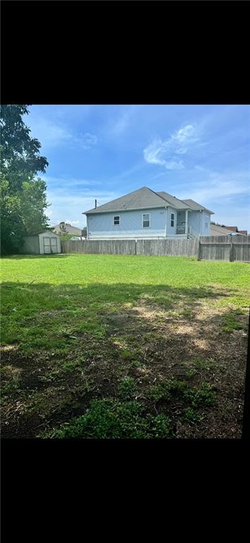 view of yard featuring a storage shed