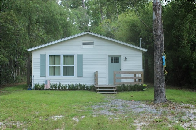 view of front of property with a front lawn