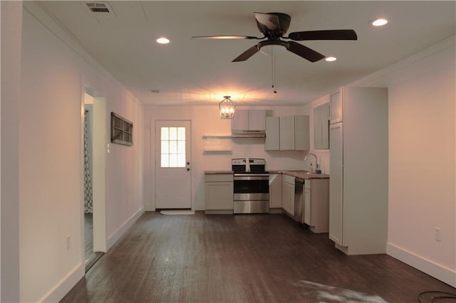 kitchen with visible vents, dark wood-type flooring, a sink, under cabinet range hood, and stainless steel appliances