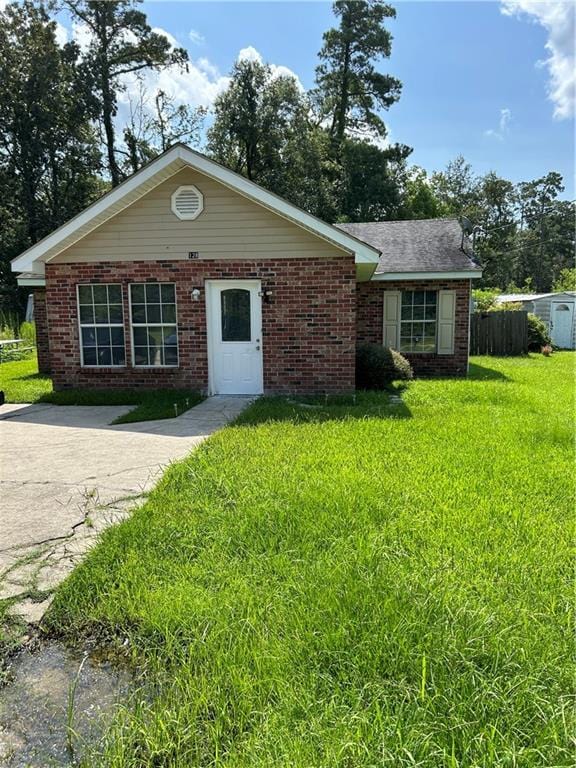 ranch-style home with a front yard