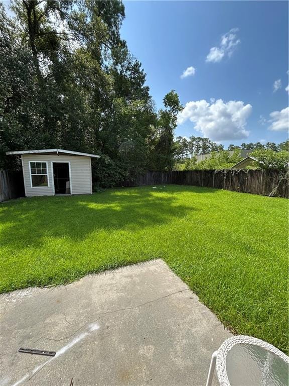 view of yard with an outbuilding