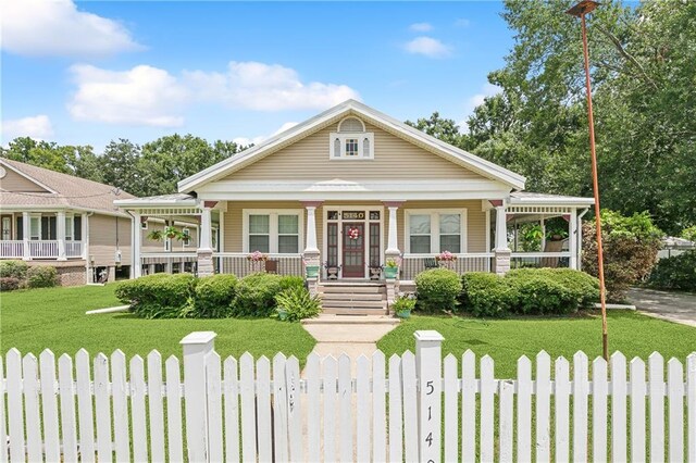 view of front facade featuring a front lawn and covered porch