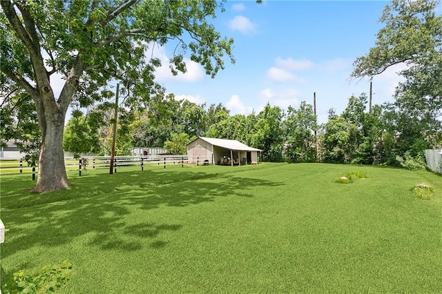 view of yard with an outbuilding