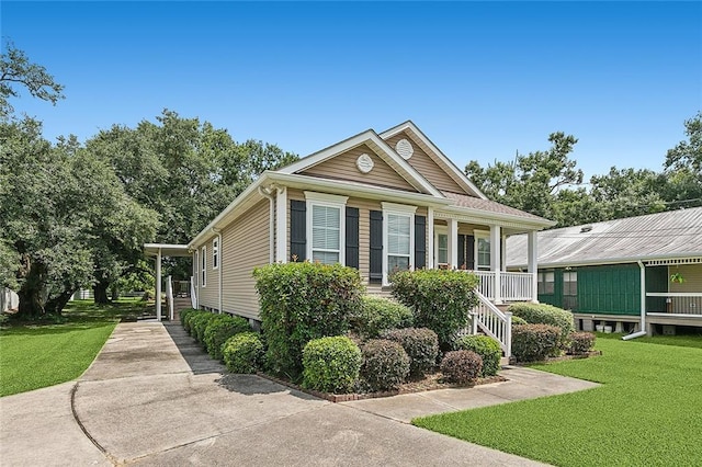 view of front of property featuring a front yard