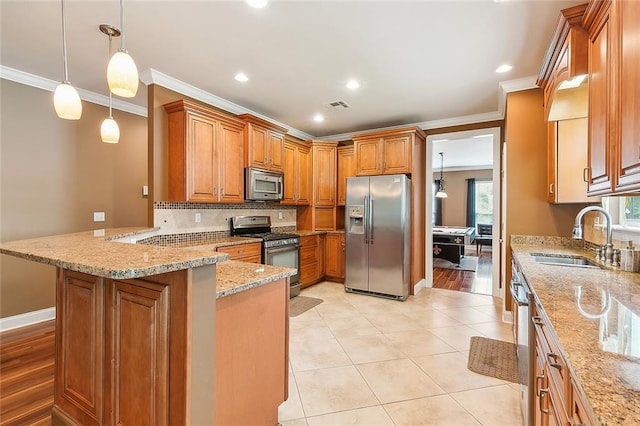 kitchen with crown molding, appliances with stainless steel finishes, light hardwood / wood-style floors, sink, and kitchen peninsula