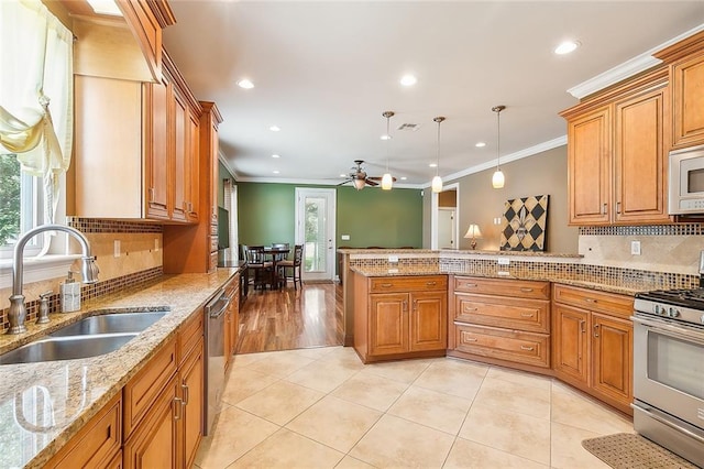 kitchen with hanging light fixtures, appliances with stainless steel finishes, ceiling fan, tasteful backsplash, and light hardwood / wood-style floors