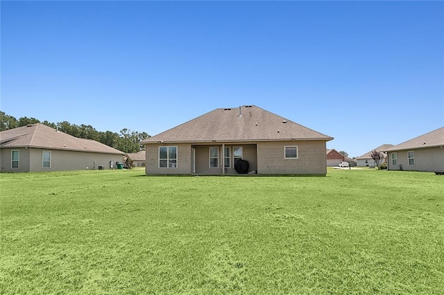 back of house featuring a lawn