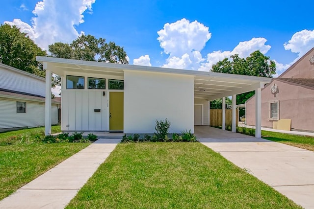 view of front of home featuring a carport and a front yard