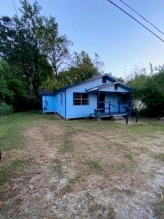 view of front of home with a front lawn