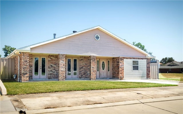 view of front facade featuring a front yard