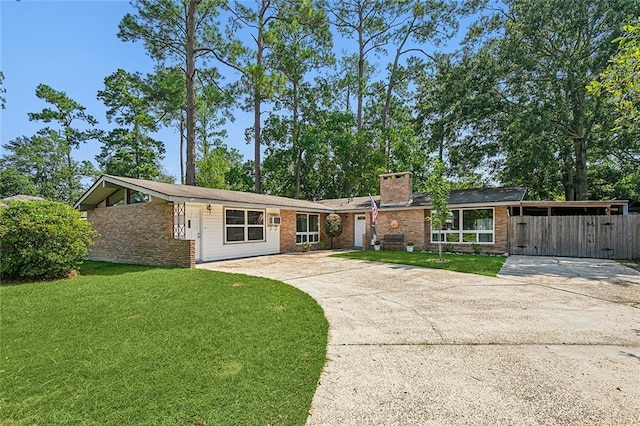 ranch-style house featuring a front yard