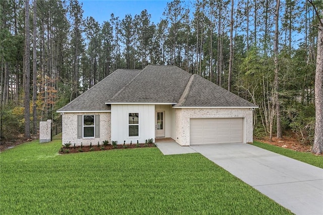 view of front facade featuring a front yard and a garage