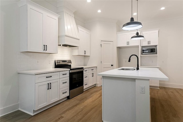 kitchen with sink, hanging light fixtures, stainless steel appliances, custom range hood, and hardwood / wood-style flooring