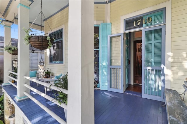 property entrance with covered porch