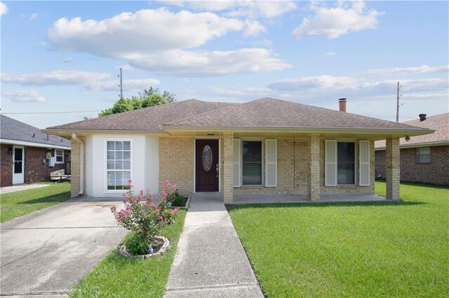 ranch-style home featuring a front lawn