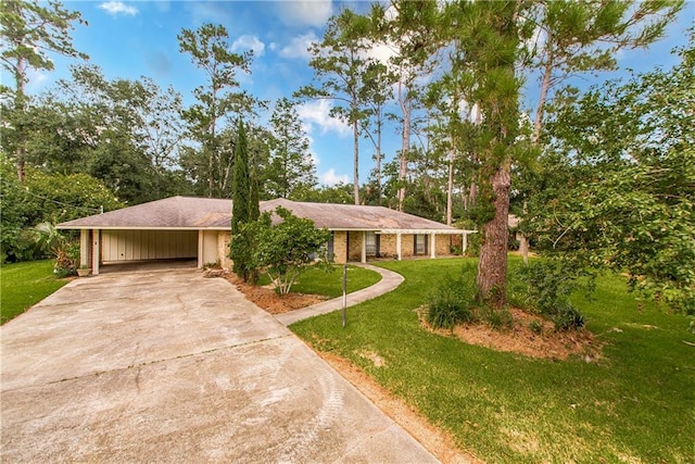 single story home with a front yard