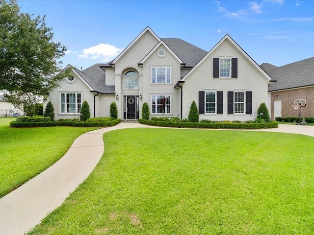 view of front of property featuring a front lawn