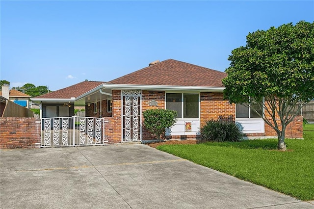 ranch-style home featuring a front lawn