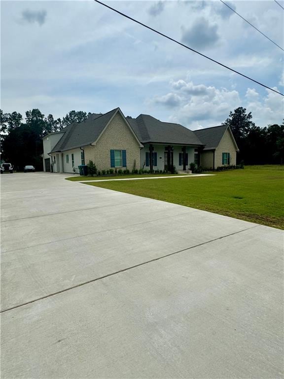 single story home with a front yard